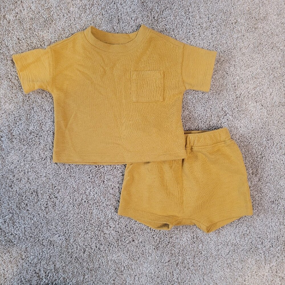 Like New! Old Navy Baby Shirt and Short Set- Size 3-6 Months